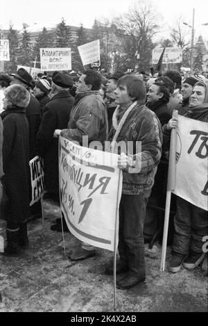 Kundgebung der Demokratischen Front, St. Alexander Newski Sq., Sofia, Bulgarien. Die zweite Kundgebung der Opposition seit dem Putsch am 10. November 1989. Stockfoto