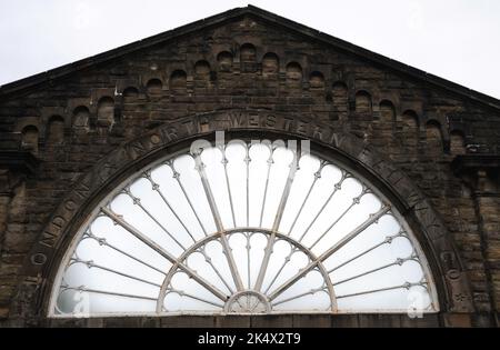 Das eisengerahmte Glasfenster an der Buxton Station im Derbyshire Peak District, dem Überlebenden eines Paares aus dem Jahr 1836, ist unter Denkmalschutz gestellt und geschützt. Stockfoto