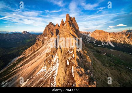 Luftaufnahme der Geisler Gruppe, Furchetta und Sass Rigais bei Sonnenuntergang, Dolomiten, Südtirol, Italien Stockfoto