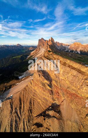 Luftaufnahme der Geisler Gruppe, Seceda, Furchetta und Sass Rigais bei Sonnenuntergang, Dolomiten, Südtirol, Italien Stockfoto
