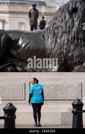 Londoner und Besucher der Hauptstadt interagieren mit einem der vier Löwen und der Skulptur „Antelope“ Samson Kambalu, die vor kurzem am 4.. Oktober 2022 auf dem „vierten Sockel“ am Trafalgar Square in London, England, installiert wurde. 'Antilope' ist eine Skulptur, die ein Foto des Baptistenpredigers und panafrikanischen Sängerers John Chilembwe und des europäischen Missionars John Chorley nachstellt. Es stellt die Eröffnung von Chilmbwe's neuer Kirche dar, als sie in Anwesenheit weißer Menschen einen Hut trägt und der Kolonialherrschaft im Nyasaland, dem heutigen Malawi, trotzt. Ein Jahr nach der Aufnahme des berühmten Fotos, Chilembwe Stockfoto