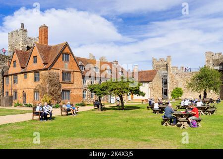 Framlingham Castle Grounds mit Menschen saßen an Picknicktischen Framlingham Castle Innerer Bezirk Framlingham Suffolk England GB Europa Stockfoto