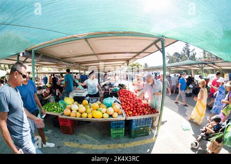 Ein Markt unter freiem Himmel, bekannt als Laiki, im Zentrum von Rhodos-Stadt, Rhodos. Bekannt als der Markt der Völker, der frisches Obst, Gemüse und Fisch verkauft Stockfoto