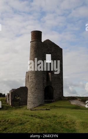 Die Überreste des Cornish Engine House bei der Mine Magpie in der Nähe von Sheldon, Derbyshire. Der Bergbau fand hier von 1682 bis 1958 statt, als die Elster geschlossen wurden. Stockfoto