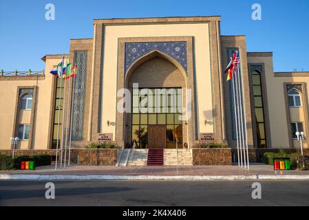 BUCHARA, USBEKISTAN - 08. SEPTEMBER 2022: Modernes Hotel 'ASIA BUCHARA' im Stadtzentrum. Usbekistan Stockfoto