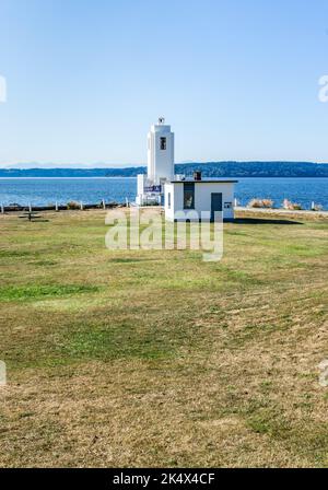 Der Leuchtturm in der Nähe des Wassers bei Brown's Point, Washington. Stockfoto