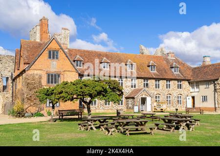 Framlingham Castle Inner Ward mit dem Workhouse Building und dem LANMAN Museum Eingang Framlingham Castle Framlingham Suffolk England Großbritannien GB Europa Stockfoto