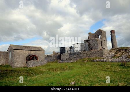 Die Überreste des Cornish Engine House bei der Mine Magpie in der Nähe von Sheldon, Derbyshire. Der Bergbau fand hier von 1682 bis 1958 statt, als die Elster geschlossen wurden. Stockfoto