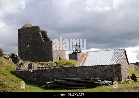Die Überreste des Cornish Engine House bei der Mine Magpie in der Nähe von Sheldon, Derbyshire. Der Bergbau fand hier von 1682 bis 1958 statt, als die Elster geschlossen wurden. Stockfoto