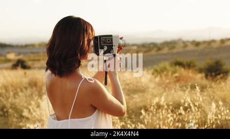 Filmen mit einer Retro-Kino-Kamera Stockfoto