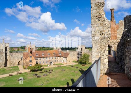 Das Workhouse Building im Inner Ward und LANMAN Museum im Framlingham Castle von den Burgmauern Framlingham Suffolk England UK GB Europe Stockfoto