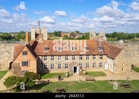 Das Innere Ward von Framlingham Castle mit dem Workhouse Building und dem LANMAN Museum in Framlingham Castle Framlingham Suffolk England Großbritannien GB Europa Stockfoto