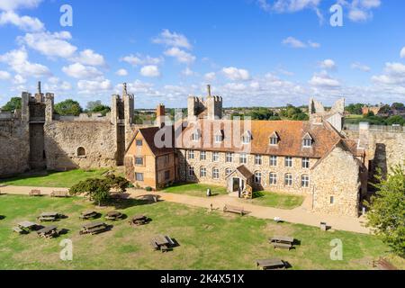 Framlingham Castle The Inner Ward mit dem Workhouse Building und dem LANMAN Museum Framlingham Castle Framlingham Suffolk England Großbritannien GB Europa Stockfoto