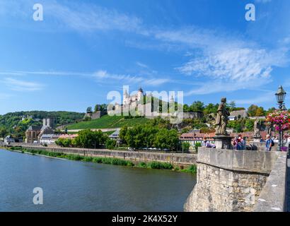 Die Festung Marienberg von der Alten Mainbrücke, Altstadt, Würzburg, Bayern, Deutschland Stockfoto