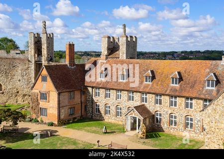 Framlingham Castle The Inner Ward mit dem Workhouse Building und dem LANMAN Museum in Framlingham Castle Framlingham Suffolk England Großbritannien GB Europa Stockfoto