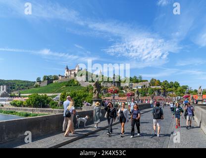 Die Festung Marienberg von der Alten Mainbrücke, Altstadt, Würzburg, Bayern, Deutschland Stockfoto