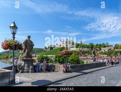 Die Festung Marienberg von der Alten Mainbrücke, Altstadt, Würzburg, Bayern, Deutschland Stockfoto