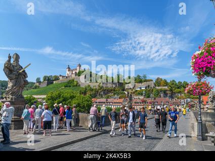 Die Festung Marienberg von der Alten Mainbrücke, Altstadt, Würzburg, Bayern, Deutschland Stockfoto