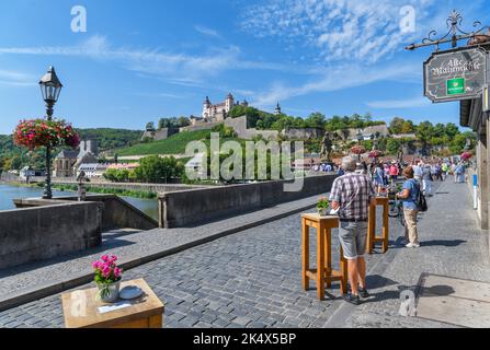 Die Festung Marienberg von der Alten Mainbrücke, Altstadt, Würzburg, Bayern, Deutschland Stockfoto