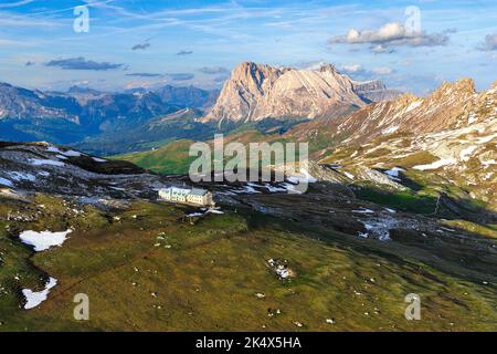 Luftaufnahme des Schlernmassivs mit Bozner Hütte, Langkofel und Langkofel im Hintergrund, Dolomiten, Südtirol, Italien Stockfoto