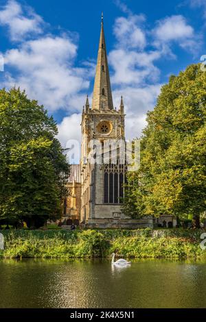 Holy Trinity Church auf der anderen Flussseite in Stratford-upon-Avon, Warwickshire, England Stockfoto