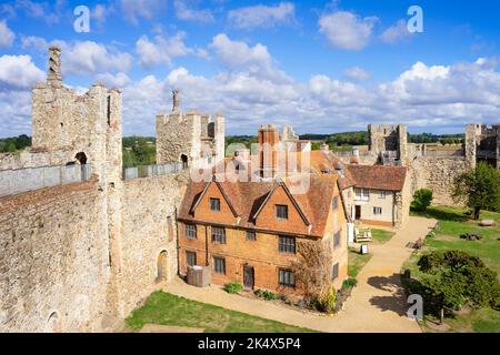 Framlingham Castle The Inner Ward mit der Ausstellung Workhouse Building und LANMAN Museum Framlingham Castle Framlingham Suffolk England Großbritannien GB Europa Stockfoto