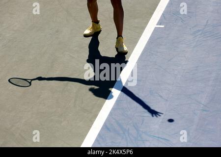 Schatten einer Tennisspielerin auf einem Hardcourt Stockfoto