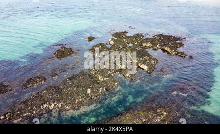 Ein ozeanisches Riff. Große Felsen im Meer. Meeresfelsen im Nordatlantik. Stockfoto