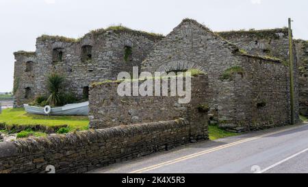 Die Ruinen eines Steingebäudes im Süden Irlands. Alte europäische Architektur. Die Ruinen von Arundel Grain Store, in der Nähe von Clonakilty, West Cork Stockfoto