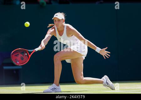 Die kasachische Tennisspielerin Elena Rybakina spielt einen Vorsprung bei den Wimbledon Championships 2022 in London, England, Großbritannien Stockfoto