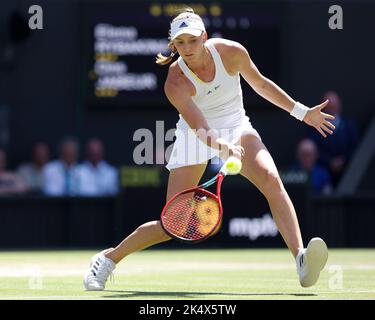 Die kasachische Tennisspielerin Elena Rybakina spielt einen Vorsprung bei den Wimbledon Championships 2022 in London, England, Großbritannien Stockfoto