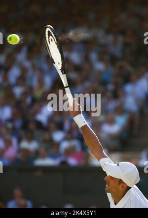 Der serbische Tennisspieler Novak Djokovic spielt während der Wimbledon Championships 202 in London, England und Großbritannien einen Schuss Stockfoto