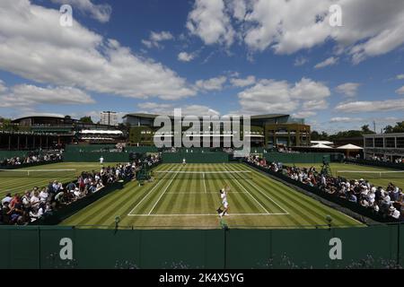 Panoramablick auf Außenhöfe mit Center Court Gebäude im Hintergrund, Wimbledon Championships 2022, London, England, Vereinigtes Königreich Stockfoto