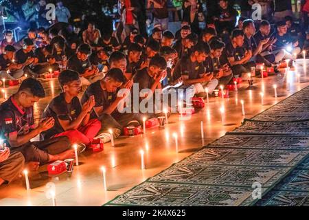 Kendari, Indonesien. 04. Oktober 2022. Fußballfans beten für die Opfer der Tragödie im Kanjuruhan-Stadion. Die Kendari City Football Supporting Community hielt ein Gebet für die Anhänger des Malang Arema Clubs ab, die bei der Tragödie im Kanjuruhan Stadium, Malang, ums Leben kamen. (Foto von Andry Denisah/SOPA Images/Sipa USA) Quelle: SIPA USA/Alamy Live News Stockfoto