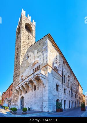 Außenansicht des mittelalterlichen Palastes Palazzo Broletto mit Turm Torre del Pegol, Piazza del Duomo, Brescia, Italien Stockfoto