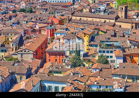 Brescia Altstadt vom Cidneo Hügel mit Blick auf die roten Dächer der historischen Häuser, Italien Stockfoto