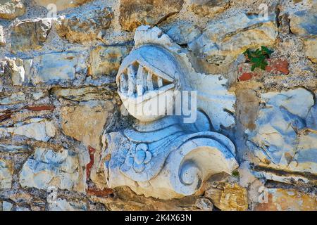 Die weiße Steinskulptur des mittelalterlichen Ritters in der Mauer des Castello di Brescia, Italien Stockfoto