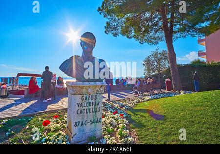 SIRMIONE, ITALIEN - 10. APRIL 2022: Das Denkmal von Gaius Valerius Catullus inmitten der Blumen auf der Piazza Giosue Carducci am Ufer des Gardasees, am Apr Stockfoto