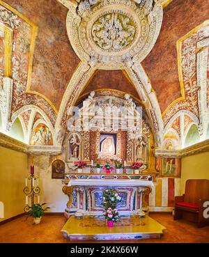 SIRMIONE, ITALIEN - 10. APRIL 2022: Innenraum der Kirche Sant'Anna della Rocca mit schönem Altar, verziert mit Steineinlage, Skulpturen, Stuckrelief Stockfoto