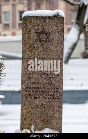 Jüdisches Denkmal, Davidstern, eingraviert auf einen vom Schnee bedeckten Marmorstein in der Altstadt von Vilnius, vertikal Stockfoto