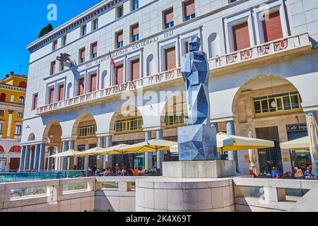 BRESCIA, ITALIEN - 10. APRIL 2022: Die moderne Steinstatue in Fontana del Bigio gegen den Palazzo Assicurazioni Generali und Outdoo Stockfoto