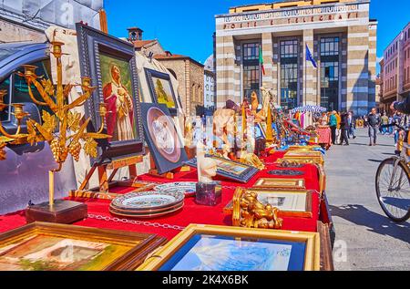 BRESCIA, ITALIEN - 10. APRIL 2022: Die Theken des Flohmarktes mit Vintage-Geschirr, Ikonen, Gemälden, Kerzenständern und Statuetten, Siegesplatz Stockfoto