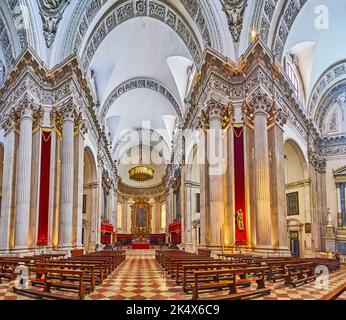 BRESCIA, ITALIEN - 10. APRIL 2022: Panorama der Neuen Kathedrale (Duomo Nuovo) Innenraum mit weißen Wänden, Stuckverzierungen, Altar, Skulpturen und schlank Stockfoto