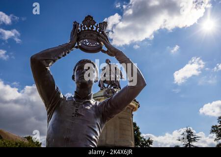 Eine Statue der Figur Prinz Hal (Heinrich V.) und William Shakespeare auf der Spitze des Gower Monument, Stratford-upon-Avon, England Stockfoto