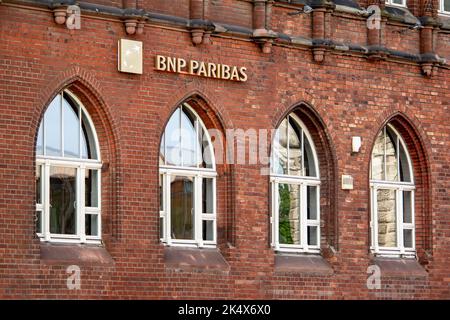 DANZIG, POLEN - 30. JULI 2022: Internationale Bankfiliale von BNP Paribas in einem sehr alten Gebäude Stockfoto