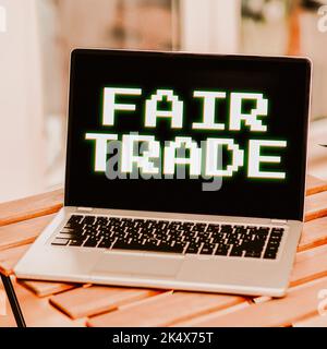 Schild mit Fair Trade. Geschäftskonzept kleiner Anstieg des an einen Hersteller gezahlten Anstiegs durch einen Hersteller Stockfoto