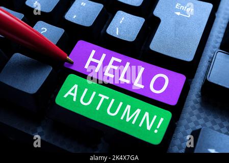 Textunterschrift mit Hallo, Herbst. Wort für Begrüßung, das verwendet wird, wenn man den Wechsel von Sommer zu Winter annimmt Stockfoto