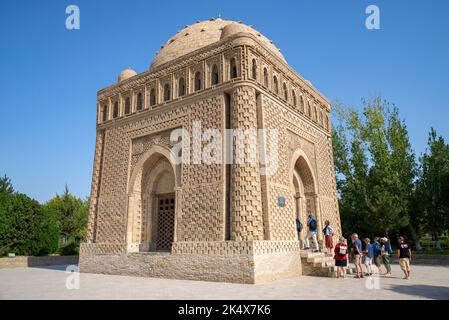 BUCHARA, USBEKISTAN - 09. SEPTEMBER 2022: Touristen im alten Mausoleum der Samaniden. Buchara, Usbekistan Stockfoto