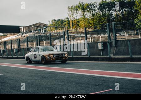 alfa romeo gtam durch die Grube Stockfoto