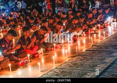 Kendari, Süd-Ost Sulawesi, Indonesien. 4. Oktober 2022. Fußballfans beten für die Opfer der Tragödie im Kanjuruhan-Stadion. Die Kendari City Football Supporting Community hielt ein Gebet für die Anhänger des Malang Arema Clubs ab, die bei der Tragödie im Kanjuruhan Stadium, Malang, ums Leben kamen. (Bild: © Andry Denisah/SOPA Images via ZUMA Press Wire) Quelle: ZUMA Press, Inc./Alamy Live News Stockfoto